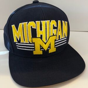 ADIDAS MICHIGAN WOLVERINES Adjust Baseball Hat with Embroidered Logo, navy/maze